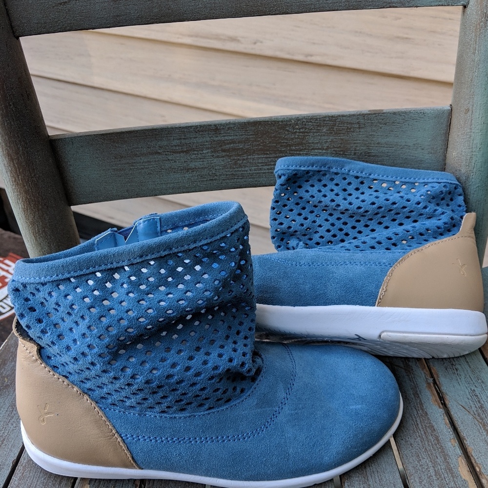 Kids Girls EMU Light Blue & Tan Booties Size 4M